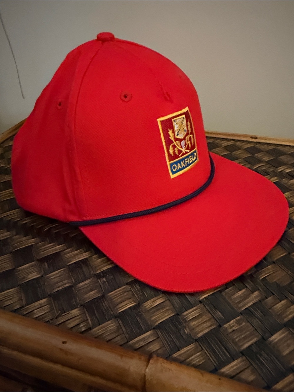 Men’s new without tags Red Oakfield snapback cap with Crest vintage style